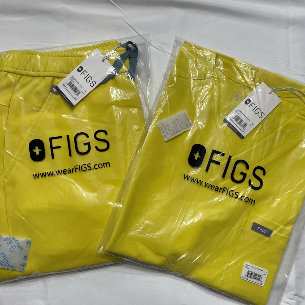 Figs mens scrub shirt and joggers set; both size medium; color: lifesaver yellow